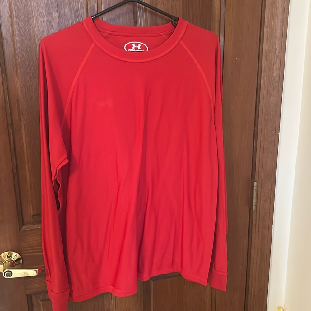 Under Armour  red loose heat gear new size large